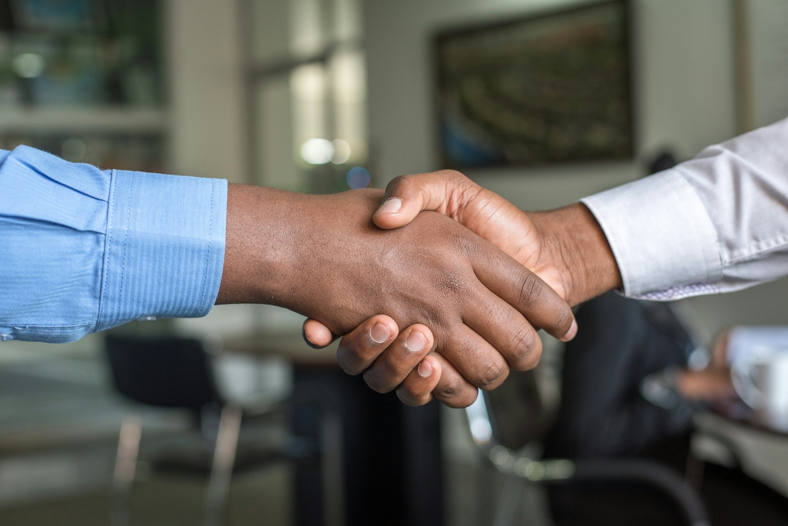 Poignée de main entre client et avocat